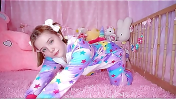 COZY ANAL: a babe in pajamas plays with her hole :3